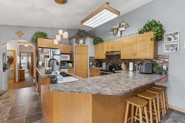 10 acre Home and Shop for sale - 2 miles East of Bonnyville,AB in Houses for Sale in Edmonton - Image 4