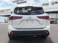 Drive with absolute confidence in this striking White 2022 Toyota Highlander XLE Sport Utility, engi... (image 4)