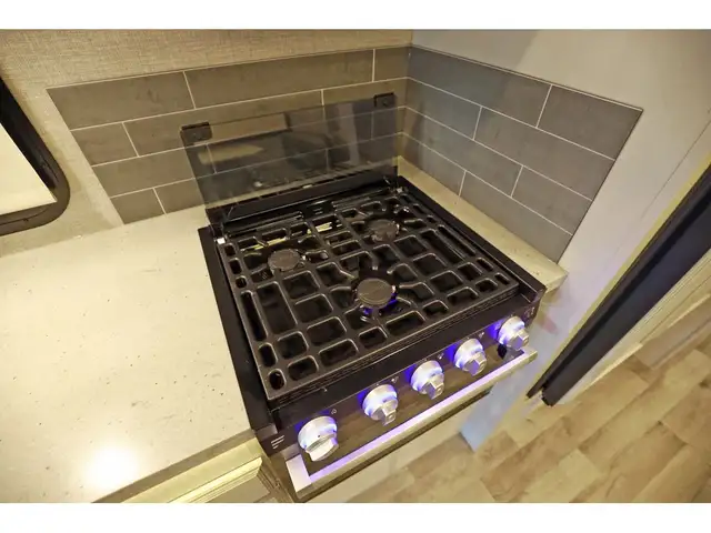 2022 Jayco Greyhawk 29MV Classe C VR/RV Crics Hydrauliques + Sol in RVs & Motorhomes in Laval / North Shore - Image 13