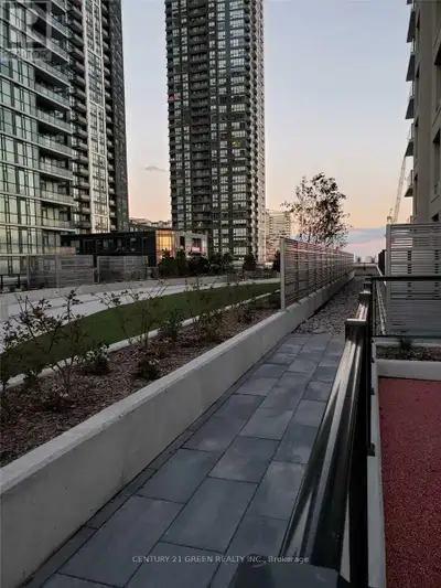 This one bedroom plus den unit features 10-foot ceilings and is situated in the vibrant heart of Mis...