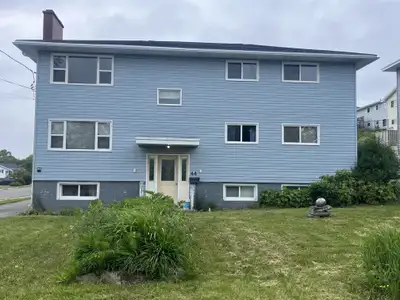 Located on the top floor of a quiet off-street property on the East side of the city, this spacious...