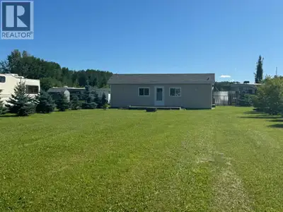 Cute and Cozy Recreational property located just minutes from Spruce Point Park Marina on one of Alb...