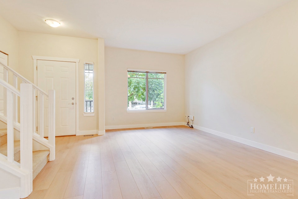 Immaculate 3-Bedroom, 2.5-Bath Half-Duplex Upper Suite Home for 5