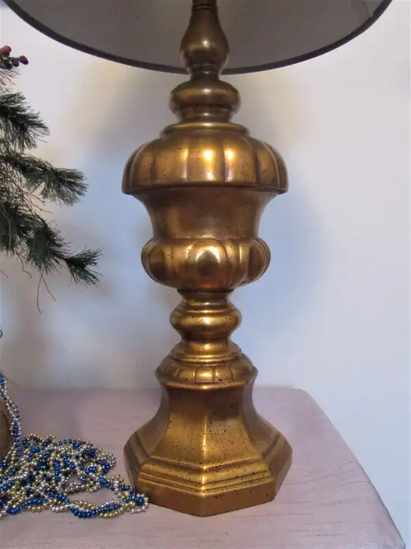 VINTAGE TALL DECORATIVE TABLE LAMP, VICTORIAN STYLE GILT BASE in Indoor Lighting & Fans in City of Montréal - Image 4