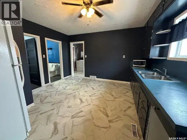69 Railway AVENUE Kindersley Rm No. 290, Saskatchewan in Houses for Sale in Saskatoon - Image 11