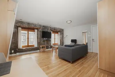 Appartement style loft entièrement meublé, situé au cœur du Vieux-Québec, au coin de la rue Ste-Anne...