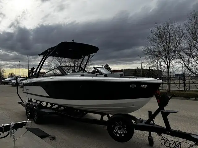 2025 Cobalt Boats CS23 Surf in Powerboats & Motorboats in Saskatoon - Image 16