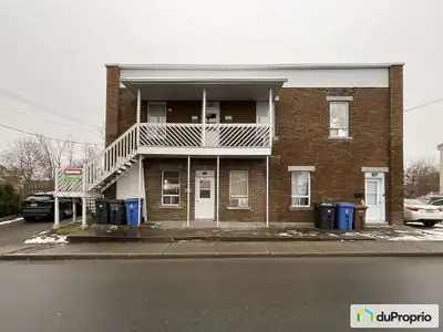 Bon locataires, bons voisins, cour arrière tranquille et ensoleillée, clôturée, pas de voisin arrièr...