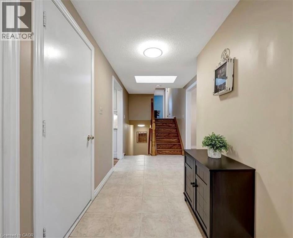 8 LOWELL Street S Unit# Upper Cambridge, Ontario 3