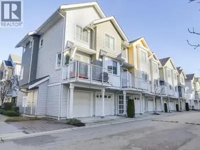 Spacious 4 Bedroom and 3 bathroom townhome at fabulous Fairwinds by Polygon! Featuring an open-conce...