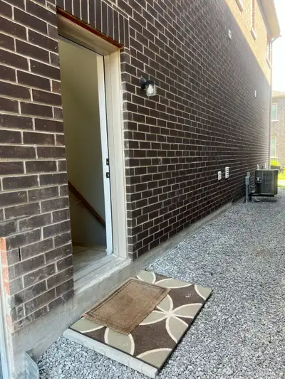 2 Bed, 1 Bath @ whites/Taunton in Pickering. Separate Entrance, bright and spacious basement apartme...