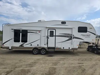 Experience luxury camping without the luxury price tag in this 2016 Forest River Flagstaff 8528REWS!...
