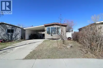 NO Condo Fees! YOU own the land ! 2 Good size Bedrooms plus a Flex room. 5-Pce bathroom. This cozy h...