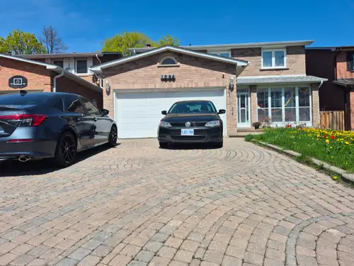 4+2 bedrooms 3.5 washrooms 2 kitchens detached 2 storey house for rent located at central of Mississ...