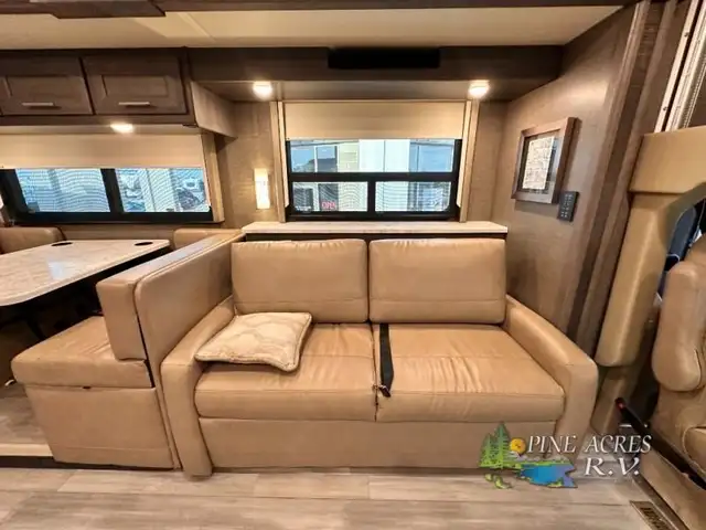 2022 Thor Motor Coach Challenger 35MQ only 6,310 Miles in RVs & Motorhomes in Moncton - Image 23