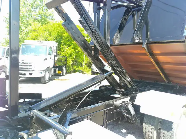 2016 Peterbilt 330 in Heavy Trucks in Hamilton - Image 10