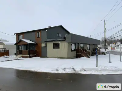 Magnifique bâtisse rénovée au goût du jour! Maison 2 étages avec 2 locaux commerciaux. ***Endroit de...