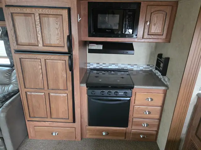 2016 Forest River FLAGSTAFF 8528 REWS in Travel Trailers & Campers in St. Albert - Image 16