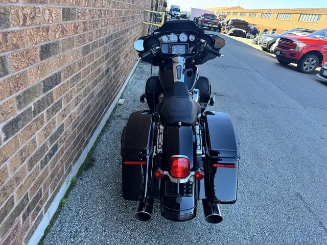 2017 Harley-Davidson Street Glide Special **SCREAMIN' EAGLE PIPE in Sport Touring in Markham / York Region - Image 13