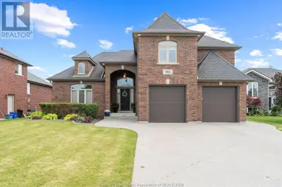 Welcome to this stunning 5-level side-split home in the heart of Lakeshore! Featuring 3 spacious bed...