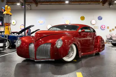 From the sculpted front end to the long sweeping tail, this Paul Ray–built showpiece is stunning. 35...