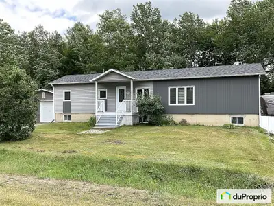 Une rareté sur le marché, cette propriété uni modulaire est située sur un terrain de plus de 22 000...
