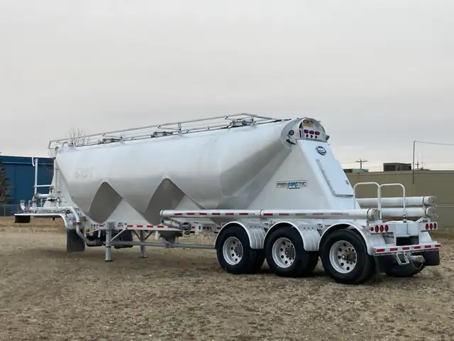 2011 MAC 1480 Cubic Ft Dry Bulk / Pneumatic Tank Trailer in Heavy Equipment in Delta/Surrey/Langley - Image 4