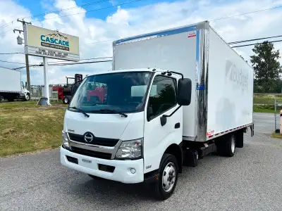 2020 Hino 195 - 20' Box - 3300 lb power tailgate - automatic allison transmission - only 125,000 kms...