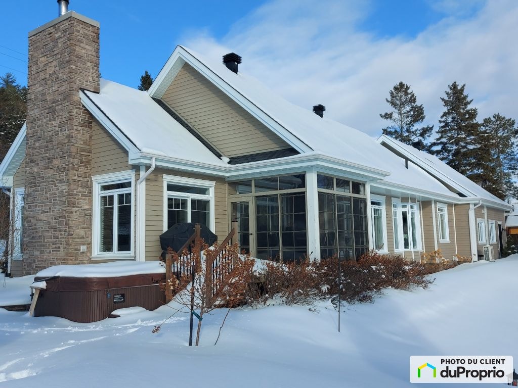 $974,000 - Bungalow for sale in Chicoutimi (Laterrière) — photo 1