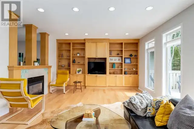 129 Woodpark Close SW Calgary, Alberta62865715374721124