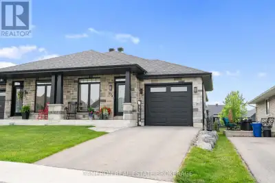 MODERN SEMI W/ ATTACHED GARAGE! Check out this absolutely stunning + fully loaded semi detached bung...