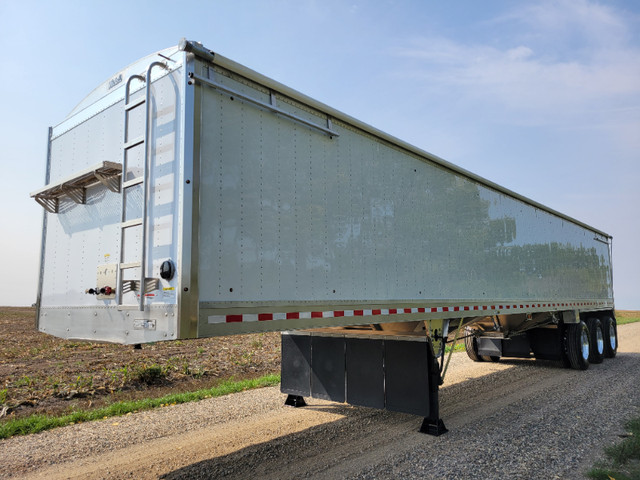 New Berg 2025 Aluminum 2 Hopper Tridem Grain Trailer in Heavy Trucks in Red Deer - Image 4