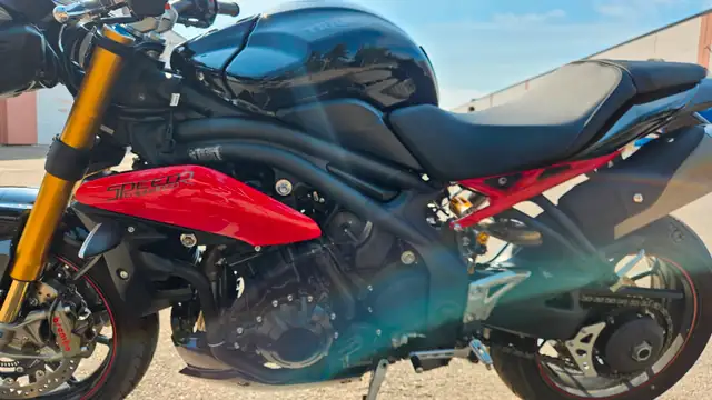2015 Triumph Speed Triple R ABS - Only 5400km! in Street, Cruisers & Choppers in Edmonton - Image 11