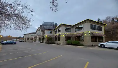 FOR LEASE Located on the second floor of the desirable Creekside Professional Centre, this 1,655 SF...