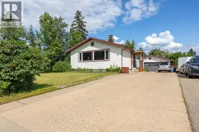 Looking for a home with room for everyone? Welcome to 14 Saunderson Avenue! Situated on a corner lot...