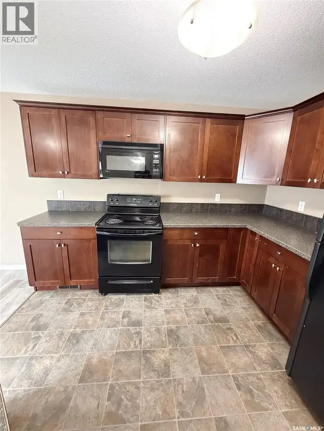 602 Barber CRESCENT Weyburn, Saskatchewan in Condos for Sale in Regina - Image 11