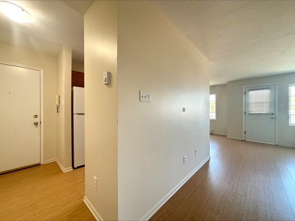 NEAR CCNB DIEPPE 2 BED UNIT LARGE BRIGHT 5