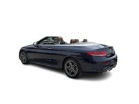 Élégante, sportive et raffinée, cette Mercedes-Benz C 300 Cabriolet 2020 offre le luxe de la conduit... (image 8)