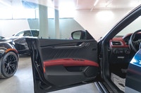 Maserati Ghibli Modena Q4 2022: - Extérieur bleu BLU NOBILE avec intérieur en cuir rouge ROSSO avec... (image 9)