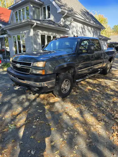 Chevrolet Silverado Duramax 2500 HD 2006, 6.6 litres. 4 X 4. 2 set de pneus, 1 set d'hiver avec mag...