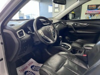 Meet the 2015 Nissan Rogue SL, a silver AWD SUV that perfectly combines robust handling with everyda... (image 8)