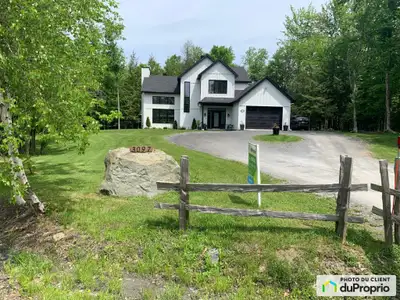 Construction 2023 - Avec garage et sans voisins à l'arrière - Situé à 10 minutes du centre-ville de...