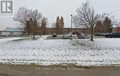 73,985 s.f. of prime Industrial building for Lease. This single-tenant building offers excellent fun...