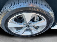 The 2021 Audi Q5 Komfort 45 TFSI quattro boasts a stunning white exterior that is both timeless and... (image 8)