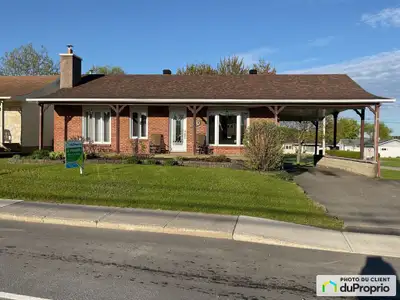 Découvrez cette jolie maison unifamiliale, très bien située sur un coin de rue du boulevard St-Josep...