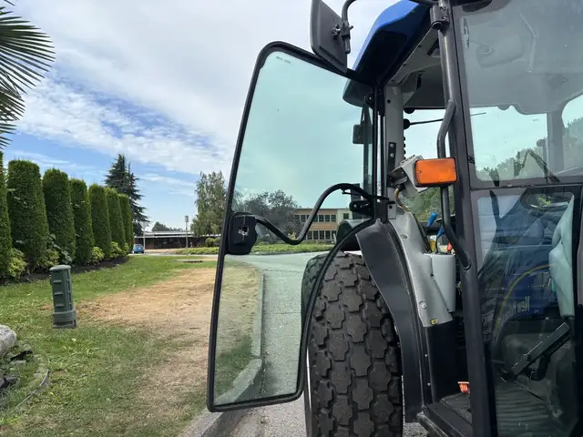 2009 New Holland T4020 Utility Tractor in Heavy Trucks in Delta/Surrey/Langley - Image 44