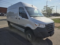 FULLY LOADED - 4x4 V6 DIESEL - New Arrival - 1 Owner - Off Lease - Clean Carfax with ALL SERVICE REC... (image 2)