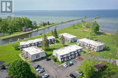 **IDEAL LAKESIDE FAMILY HOME** Welcome to Harbour Village on Lake Simcoe! Imagine living in this mod...