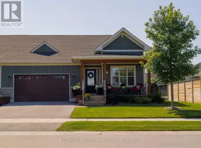 Desirable end unit townhouse backing onto the 4th green at The Club at Westlinks in beautiful Port E...