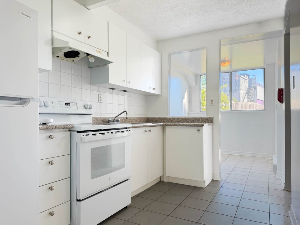 Oshawa 3 Bedrooms Apartment for Rent - 525 St. Lawrence Street 5